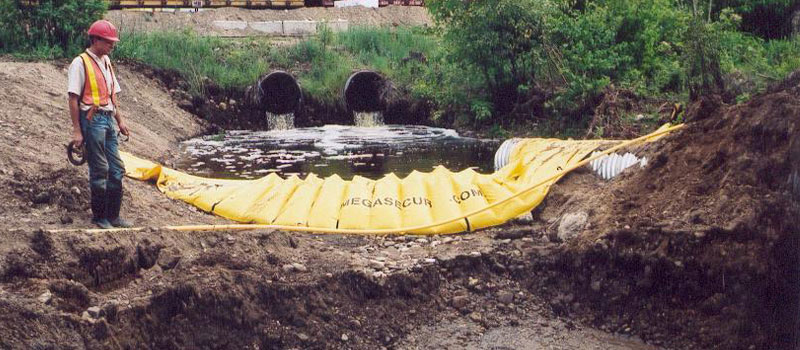 Ataguía flexible Water-Gate © que sirve como cuenca de retención con drenaje del rebosadero por tubería.