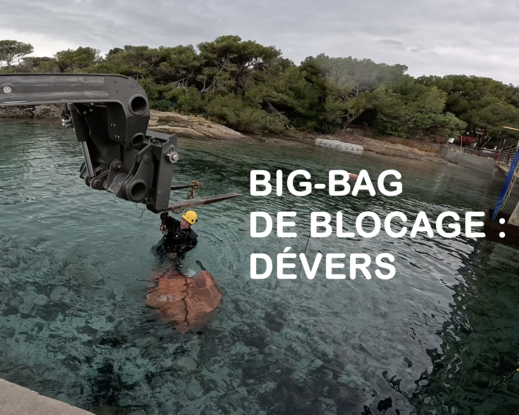 Pose de big bags de blocage en milieu marin pour stabiliser un batardeau souple installé en dévers le long de la passerelle du Gaou.