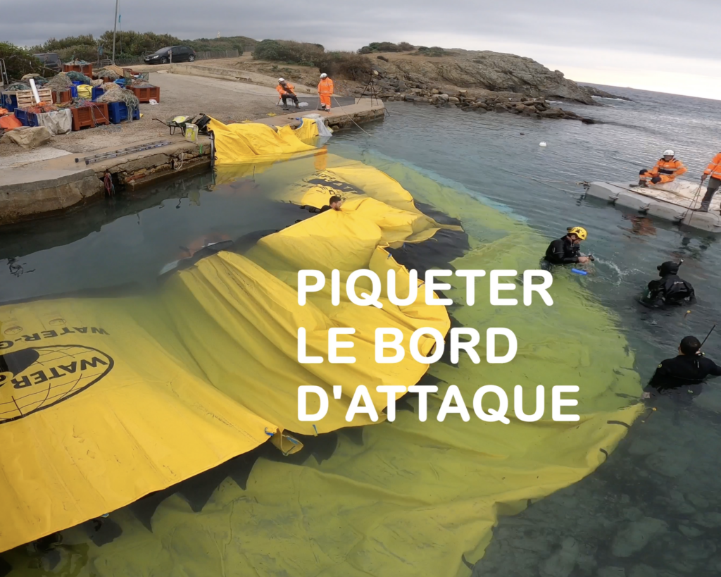 Installation de piquets de maintien sur le bord d’attaque d’un batardeau souple en milieu marin avant la phase de pompage.