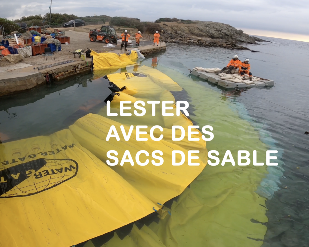 Pose de sacs de sable sur le bord d’attaque d’un batardeau souple en mer pour assurer le lestage et réduire les fuites pendant le pompage.