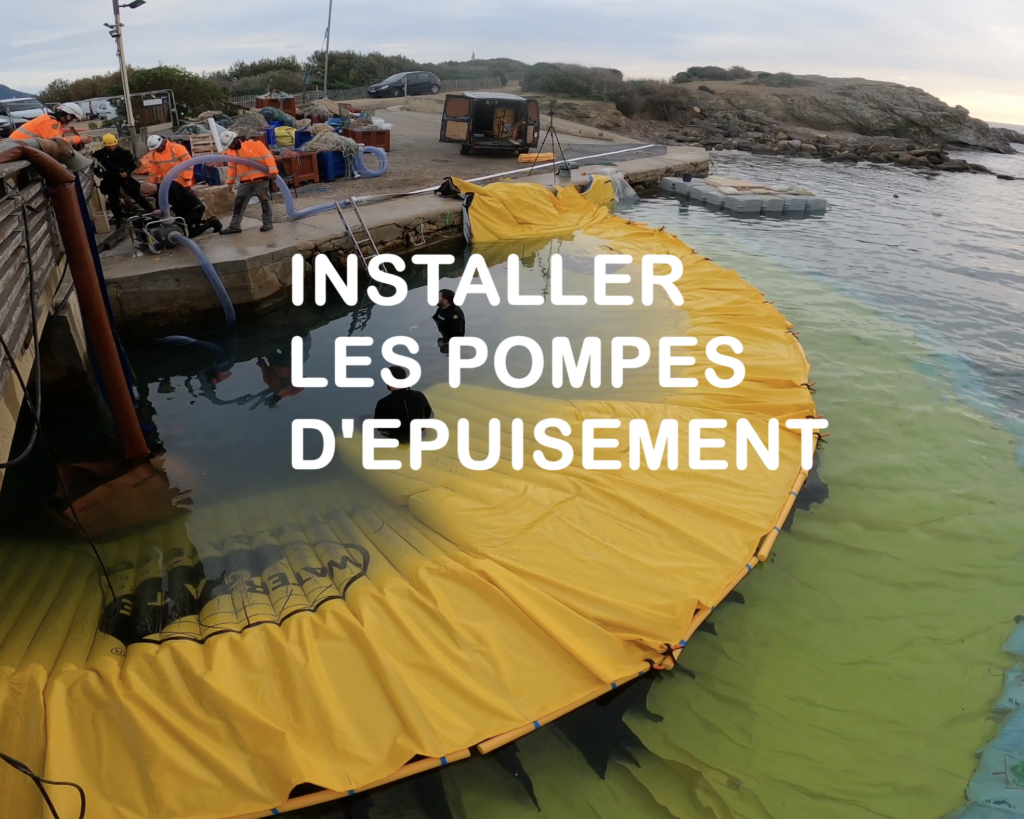 Installation de pompes d’épuisement à l’intérieur d’un batardeau souple en milieu marin avant le début du pompage continu.