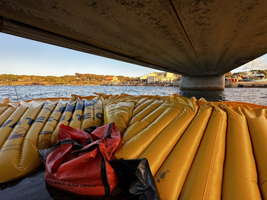 Big bag de blocage utilisé pour stabiliser un batardeau souple au niveau d’un angle derrière une pile de la passerelle du Gaou.