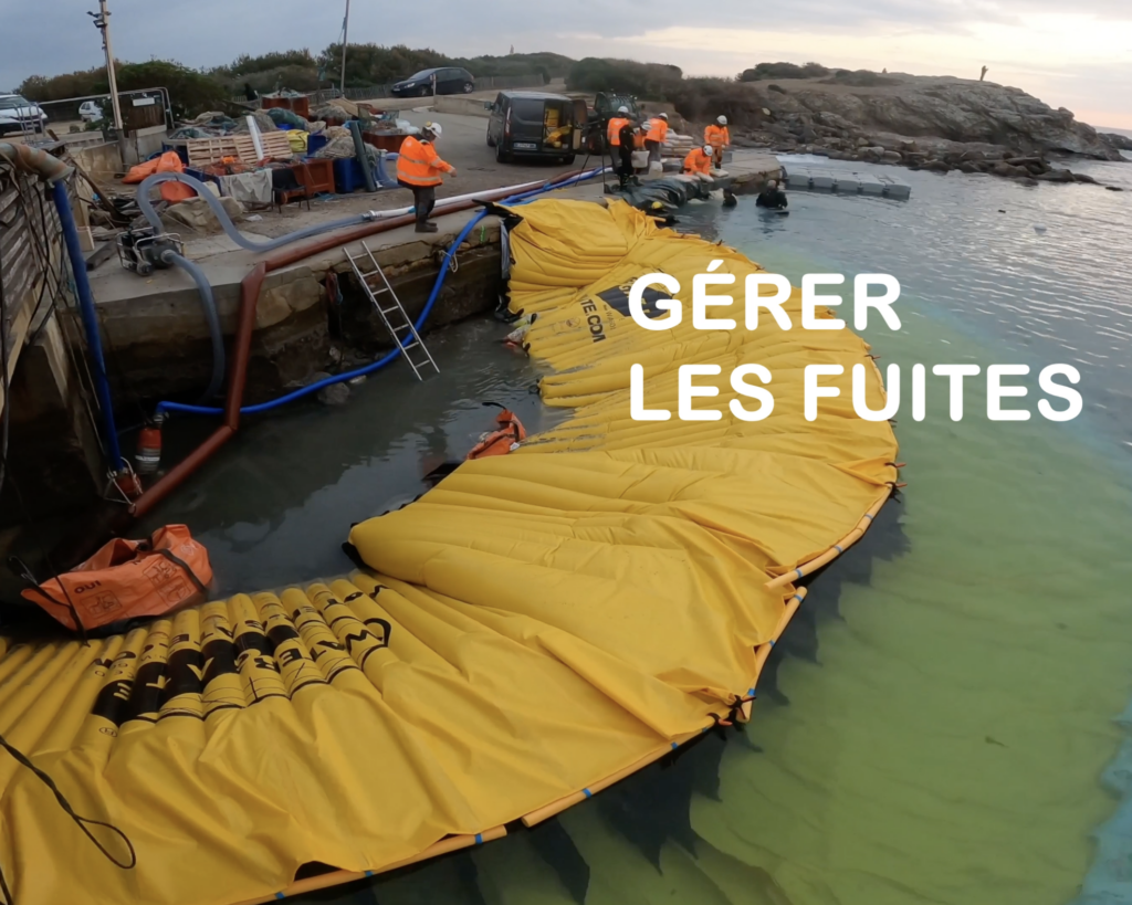 Intervention sur des fuites sous un quai pendant la mise en assec d’un batardeau souple en milieu marin.