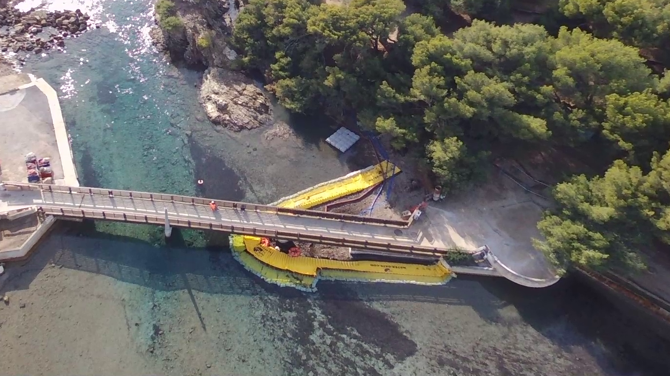 7 – HERO Vue drone du dispositif de batardeaux souples installé autour de la passerelle du Gaou pendant les travaux en lagune marine.