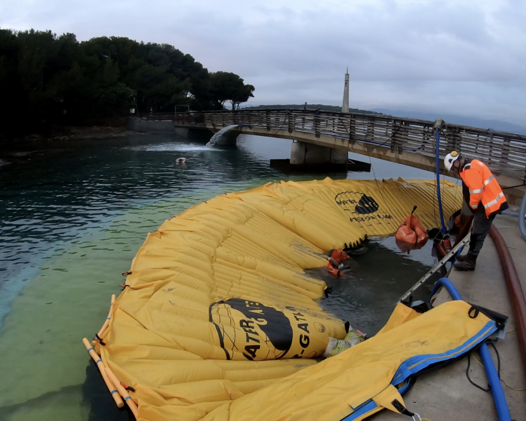 Batardeau souple en cours de pompage vu depuis le quai avec baisse progressive du niveau d’eau dans la zone de mise en assec.